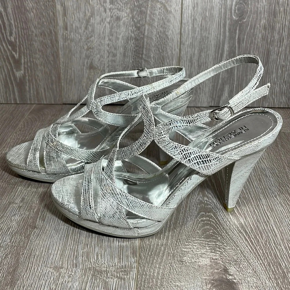 NWOT Kenneth Cole Reaction Silver Rise Guy Strappy Slingback Heels Sandals 8.5 - Picture 1 of 14